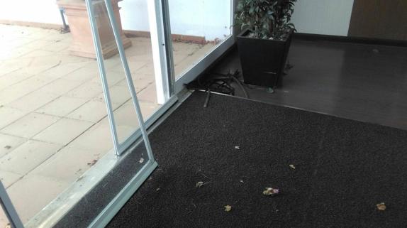 Los empleados se encontraron varias puertas rotas por las que se habrían colado intrusos. 