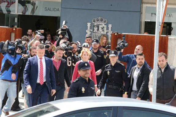 Esperanza Aguirre abandona ayer escoltada la sede de la Audiencia Nacional tras declarar como testigo en el juicio de &lsquocaso Gürtel&rsquo . :: jaime garcía
