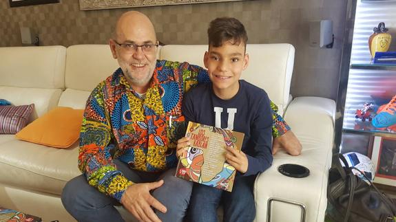 Aureliano Garcia y Adrián Martín con el libro CD 'Los tambores hablan'