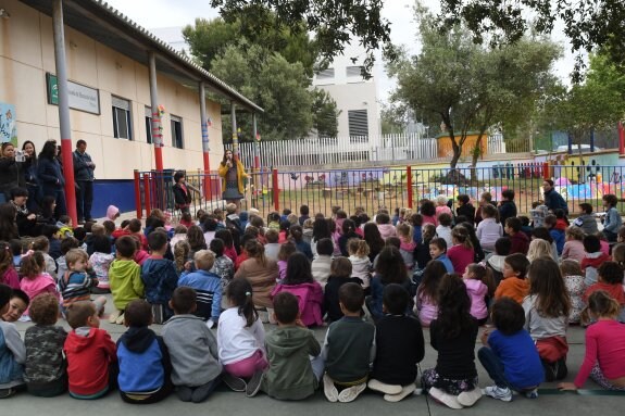 Los escolares participaron en la inauguración de la zona verde. 