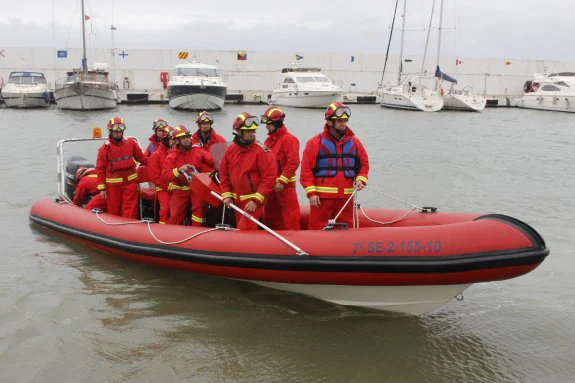 Bomberos de la Unidad Acuática estrenaron ayer la nueva embarcación de salvamento.