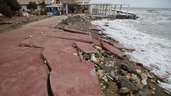 La fuerza del oleaje ha roto el malecón de los Baños del Carmen, ha levantado el camino de acceso y ha dejado la playa sin arena. 
