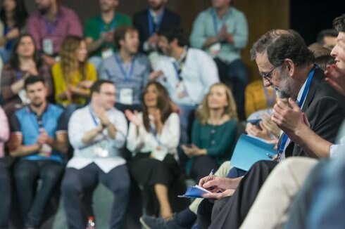 Mariano Rajoy, durante la inauguración del congreso de Nuevas Generaciones en Sevilla. :: raúl caro / efe