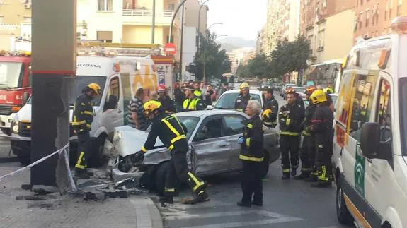 Bomberos actuando en la zona junto a efectivos sanitarios. 