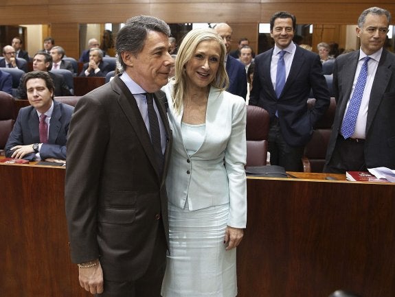 González y Cifuentes se saludan en el acto de constitución de la Asamblea de Madrid tras las elecciones autonómicas de 2015. :: Paco Campos / efe