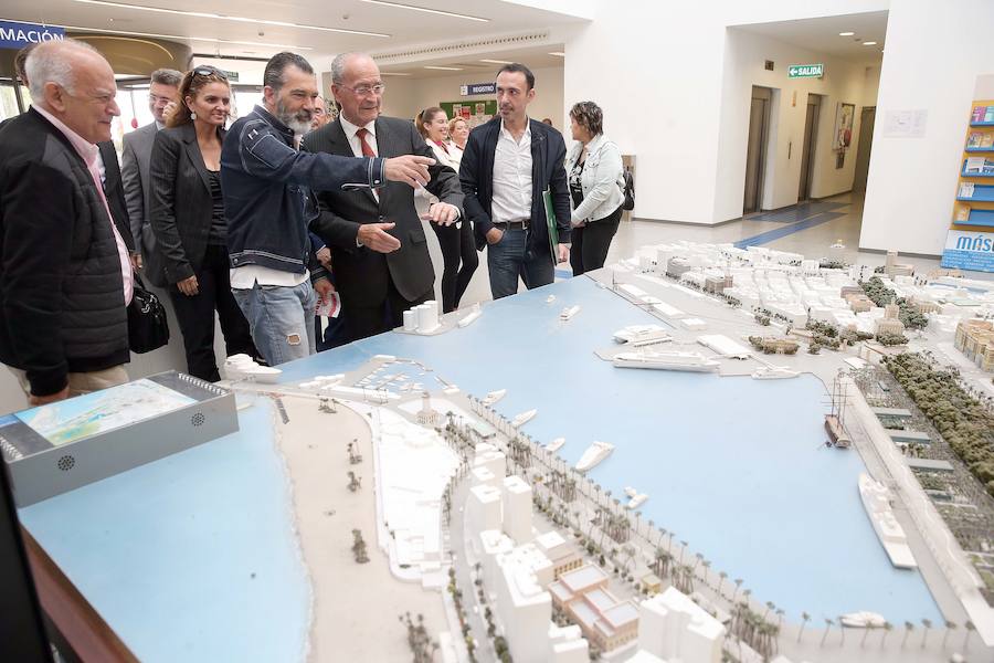 Antonio Banderas, explicando el proyecto al alcalde de Málaga.