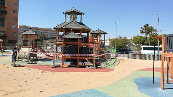 Parque infantil del paseo marítimo Antonio Banderas, cerrado para ser reformado. 