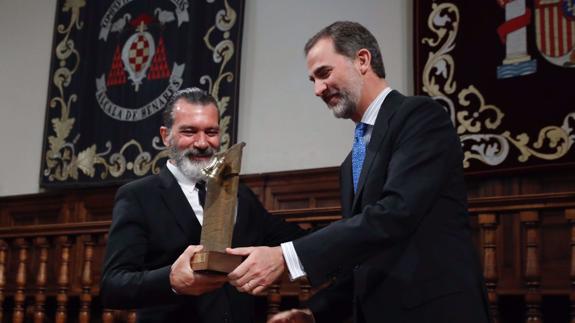 Felipe VI entrega el premio a Antonio Banderas.