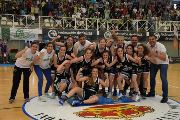 Las jugadoras y el cuerpo técnico del CAB Estepona celebran la victoria. :: fabmálaga
