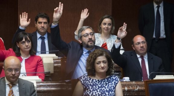 El expresidente Pedro Antonio Sánchez vota ayer eliminar los aforamientos. :: Marcial Guillén / efe