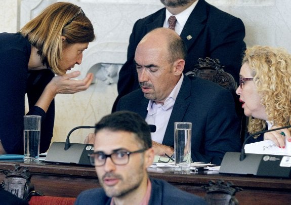 La portavoz de Málaga Ahora, Ysabel Torralbo, se dirige a Eduardo Zorrilla y Remedios Ramos, de Málaga para la Gente. :: salvador salas