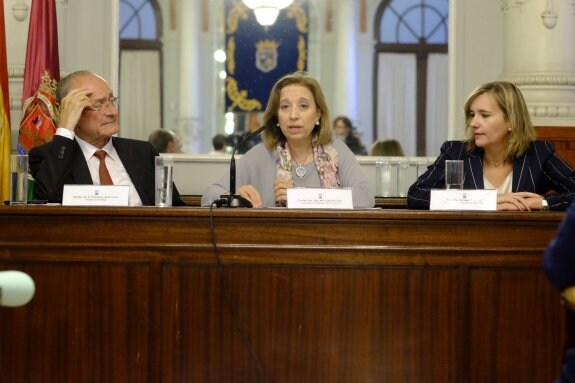 Francisco de la Torre, María Luisa Poncela y Vanessa Bernad, en la inauguración de las jornadas. :: sur