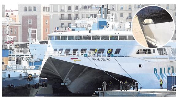 El buque ‘Pinar del Río’, al atracar ayer por la tarde en el puerto tras el accidente. 