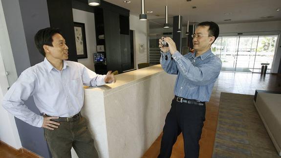 Dos turistas chinos se fotografían en un hotel de Málaga.