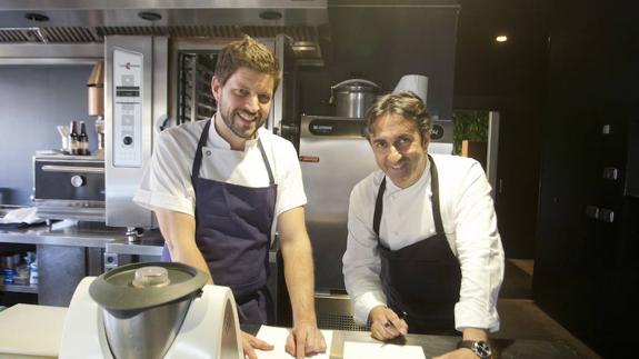 Javier Rodríguez y José Carlos García, ayer en el restaurante del cocinero malagueño. 