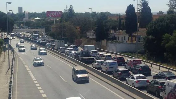 El accidente de una autocaravana provoca siete kilómetros de retenciones en la A-7 en Marbella