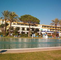 Vista de la zona de piscina y jardines del hotel de cuatro estrellas Atalaya Park, ubicado en Estepona .