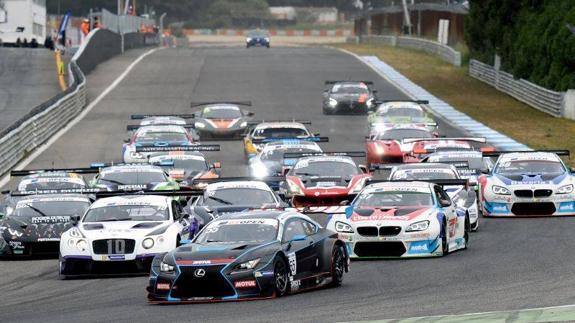 Un momento de la carrera con la poblada parrilla en Estoril