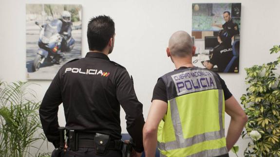 Salva y Alberto ayer en la comisaría de la Policía Nacional.