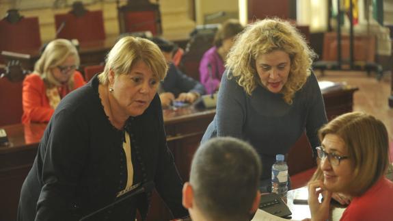 Moreno y Ramos conversan con Carballo y Torralbo (sentados) en el salón de plenos. 