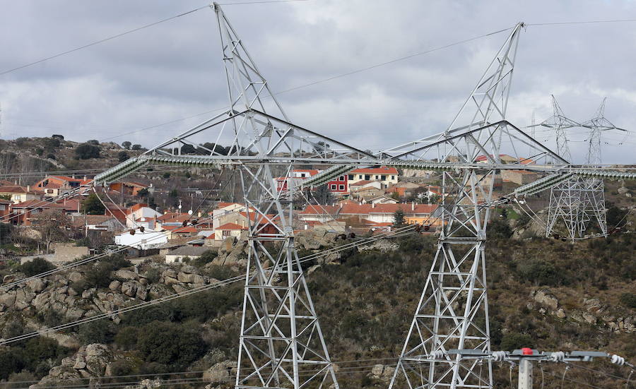 El municipio zamorano de Muelas del Pan, rodeado de torretas eléctricas.