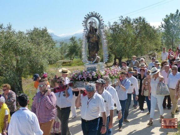 Los romeros portan a la Virgen de la Cabeza.  c. domínguez 