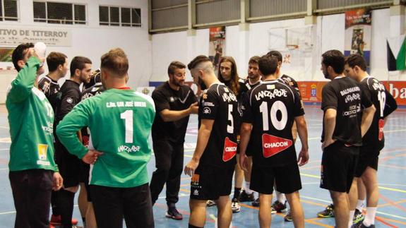 Vico (en el centro) conversa con los jugadores del Lanzarote. 