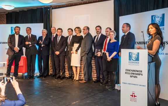 Premiados y autoridades posan al término de la gala de los ‘First Amendment 2017’, celebrada ayer en el Instituto Cervantes de Nueva York.