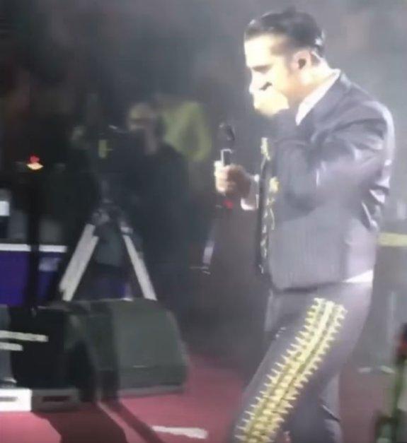 Alejandro Fernández, a punto de vomitar sobre el escenario, tras beberse un tequila. 