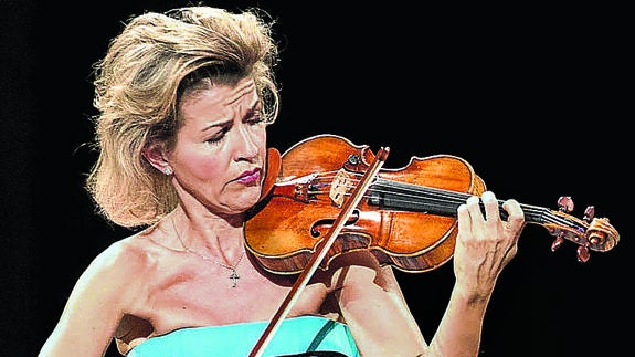 Anne-Sophie Mutter toca uno de sus Stradivarius. 