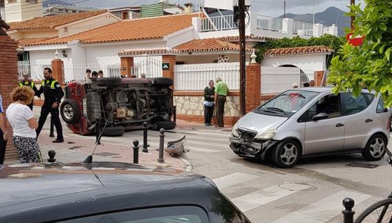 Aparatoso accidente en los Boliches con un vehículo volcado