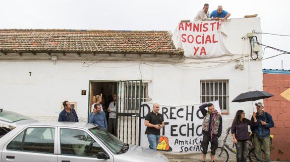 Paralizan un desahucio de una mujer con tres hijos en El Palo