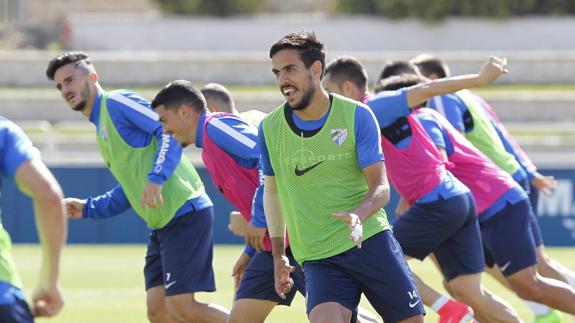 Recio, en primer plano, deberá retrasar su posición en el choque de Anoeta. 