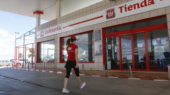 Una empleada de la gasolinera de La Carlota con unas mallas debajo 