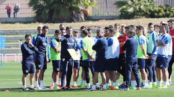 Míchel da instrucciones a sus jugadores.