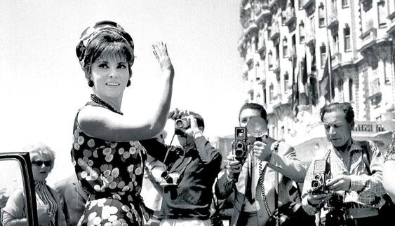 La actriz Gina Lollobrigida saluda a los fotógrafos frente al hotelCarlton en 1950. Hoy las estrellas más rutilantes prefieren dormir en el más discreto y exclusivo Hotel du Cap, en Antibes.