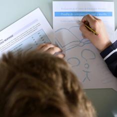 Un niño practica en su casa una prueba de evaluación.