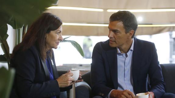 Anne Hidalgo y Pedro Sánchez, en una reunión el pasado mes de abril.