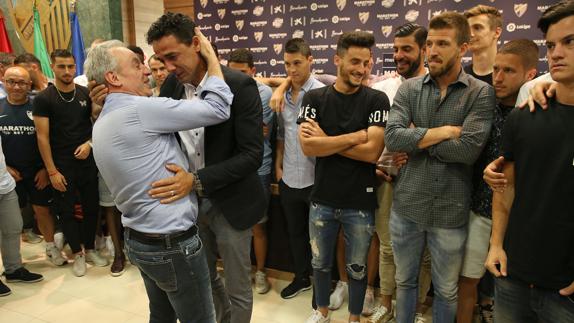 Weligton, emocionado, rodeado del equipo y los técnicos