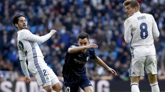 Juanpi, entre Isco y Kroos, en el partido en el Bernabéu el pasado enero.