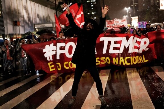 Manifestación en demanda de la dimisión o destitución del presidente brasileño. :: Nacho Doce / reuters