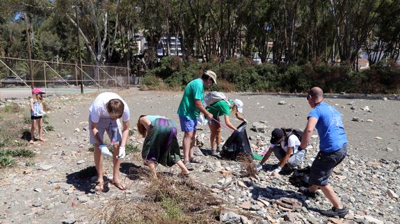 Voluntarios durante la recogida de residuos.
