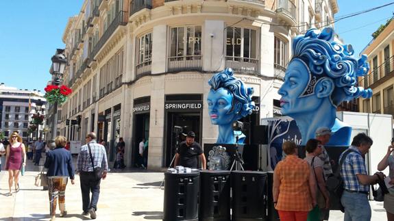 Preparativos en calle Larios horas antes de que arranque la cita.