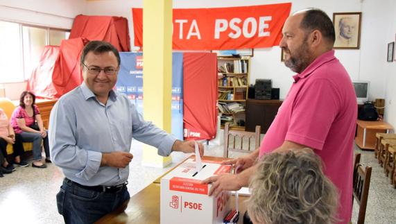 Miguel Ángel Heredia, secretario provincial del PSOE en Málaga, ejerce su derecho al voto en Campanillas.