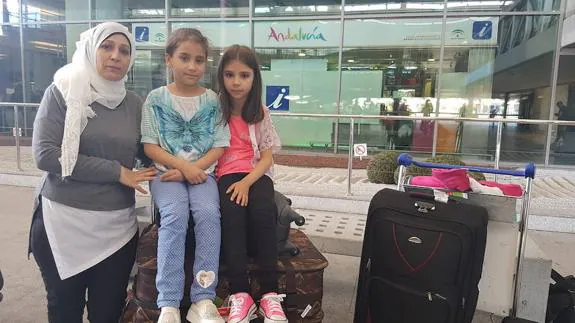 Las menores, en el aeropuerto de Málaga junto a su madre.