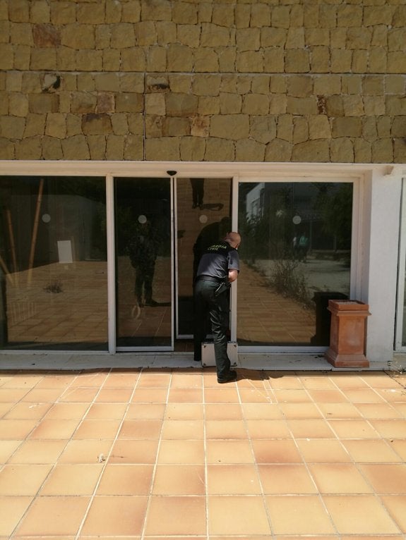 La Guardia Civil estuvo ayer tomando huellas en el centro de formación. :: i. gelibter