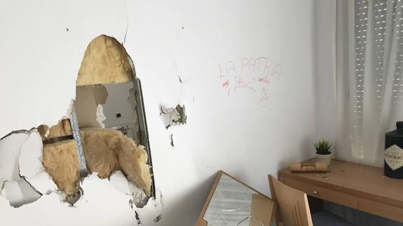 La paredes de las habitaciones de la residencia tienen enormes agujeros.