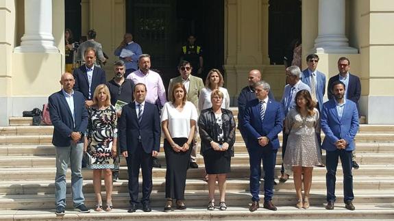 Minuto de silencio a las puertas del Ayuntamiento de Málaga.