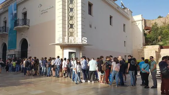 Decenas de seguidores de ‘El Ministerio del Tiempo’ esperaban ayer junto al cine Albéniz el inicio de la jornada de Screen TV. 