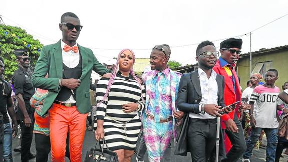 Jóvenes en Abiyán, Costa de Marfil. Son seguidores de SAPE, un movimiento que ofrece a base de elegancia otra cara de África. 